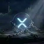 Photographie cinématique d'une pièce XRP enchaînée au sol, symbolisant la réalité du prix face aux fausses prévisions de la crypto.