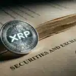 Pièce XRP posée sur un document officiel de la SEC pour illustrer la régulation crypto