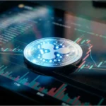 Pièce Ripple XRP sur une tablette affichant des graphiques de trading et des chandeliers