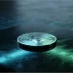 Pièce de Bitcoin argentée sur une surface sombre avec éclairage néon vert représentant le marché crypto