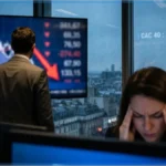 Trader observant une chute du CAC 40 sur un écran boursier avec une flèche rouge descendante