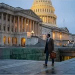 Homme d'affaires marchant devant le Capitole des États-Unis pour illustrer le CLARITY Act