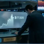 Graphique du cours Bitcoin à 77 525 dollars sur un écran de trading