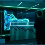 Un homme en costume observe un écran affichant des flèches en baisse et une forme liquide lumineuse, symbolisant la pression vendeuse sur Hyperliquid.