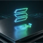 Logo Solana en néon sur socle métallique avec affichage du prix pour analyse technique
