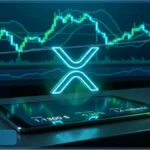 Logo 3D du XRP au-dessus d'une tablette affichant le prix de 1,13 dollar devant des graphiques de trading
