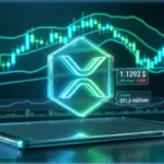 Logo XRP en 3D lumineux au-dessus d'un smartphone avec un graphique boursier affichant le prix à 1,1292 dollar