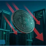 Illustration 3D du Bitcoin en chute libre avec des fleches rouges vers le bas devant des batiments urbains illustrant la baisse du cours Bitcoin