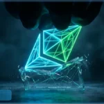 Logo Ethereum lumineux sous la pression d'une main sombre brisant un support en verre, illustrant la baisse du prix ETH.