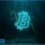 Logo Bitcoin lumineux coulant sous l'eau avec un graphique financier en baisse, illustrant les pertes de MicroStrategy.