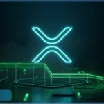 Logo XRP en néon bleu sur un fond technologique sombre avec un graphique vert en baisse, représentant la chute d'activité du réseau Ripple.