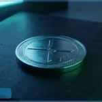 Pièce physique XRP en argent sur fond sombre éclairé en bleu, représentant la stagnation du cours de la crypto de Ripple face au règlement MiCA.