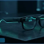 Paire de lunettes avec caméra intégrée illustrant une arnaque crypto