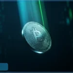 Pièce de Bitcoin chutant dans un faisceau de lumière verte et bleue illustrant la baisse du cours Bitcoin