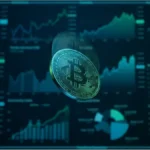 Pièce de Bitcoin en 3D devant des graphiques financiers illustrant la baisse du cours Bitcoin à 63 000 dollars