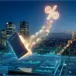 Livret d'épargne bleu libérant des pièces d'euros vers un symbole de pourcentage lumineux au-dessus de graphiques financiers futuristes avec la skyline de Paris en arrière-plan.