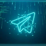 Logo Telegram en néon bleu se brisant en éclats sur un fond de code informatique illustrant la chute du token GRAM