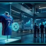 Maillot bleu des Kansas Jayhawks avec un logo XRP lumineux illustrant le partenariat de Ripple