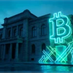 Bâtiment de banque classique avec un logo Bitcoin en néon et des flèches de croissance, illustrant l'investissement de Swedbank dans Strategy.