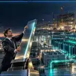 Photo réaliste d’un analyste relevant fortement la valorisation d’une société spatiale tandis qu’un immense data center d’intelligence artificielle en construction domine désormais le complexe industriel.