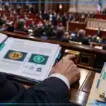 Photo réaliste d’un vote très serré à l’Assemblée nationale autour d’un dossier fiscal reliant cryptomonnaies et stablecoins, tandis que plusieurs étapes législatives restent encore à franchir.